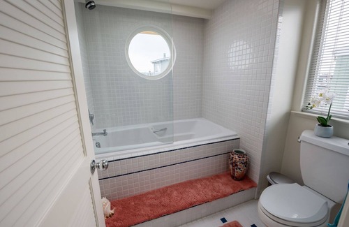 Bay Area Boat Rental | Spacious modern Sausalito Houseboat just minutes from San Francisco.