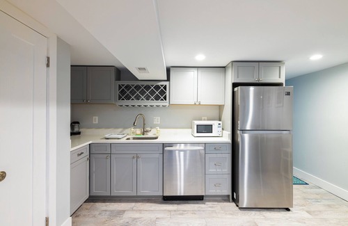 Barney Circle House | Spacious & Modern Suite by Metro in Capitol Hill