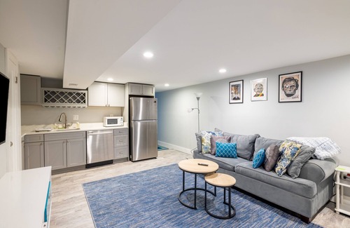 Barney Circle House | Spacious & Modern Suite by Metro in Capitol Hill