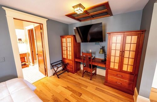 Shawnee On Delaware Hotel | Spacious Mountain Retreat | Perfect for Relaxation & Scenic Views