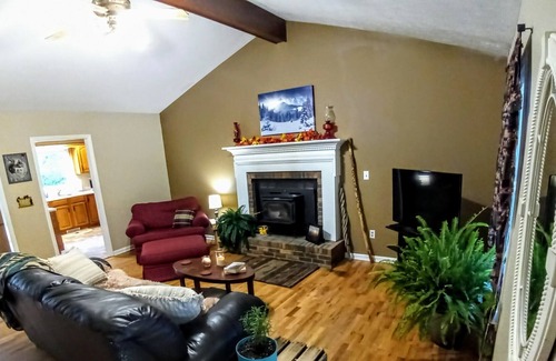 Horse Shoe House | Spacious Mountain Getaway near Natl Forest, Blue Ridge Parkway and Asheville