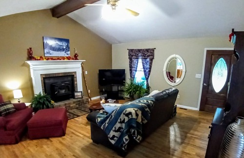 Horse Shoe House | Spacious Mountain Getaway near Natl Forest, Blue Ridge Parkway and Asheville