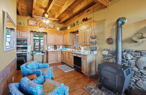 Cliff Ridge Colony House | Spacious Mountain Side Home with Spectacular Views