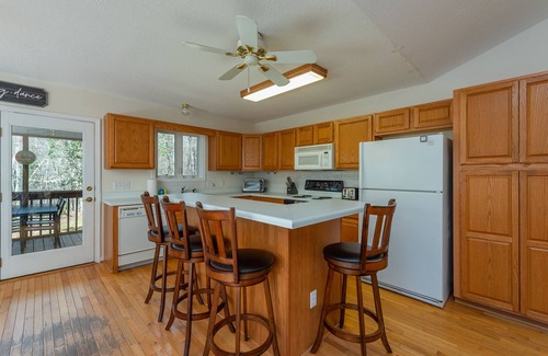 Burnsville Cabin | Spacious Mtn Getaway~Fire Pit+Grill, WiFi, Private, Mins to Downtown Burnsville!