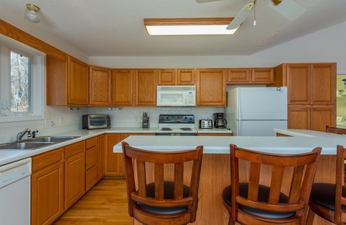 Burnsville Cabin | Spacious Mtn Getaway~Fire Pit+Grill, WiFi, Private, Mins to Downtown Burnsville!