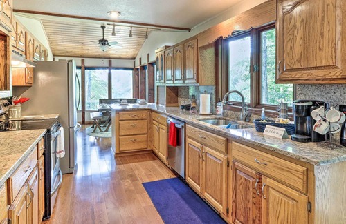 Murphy Cabin | Spacious Murphy Cabin w/ Fireplace + Large Deck!