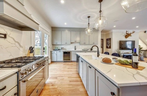 Dorchester House | Spacious, New Renovation | Near T