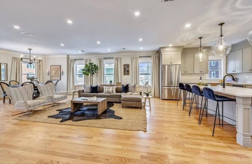 Dorchester House | Spacious, New Renovation | Near T