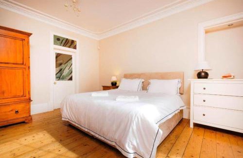 Bonnington Apartment | Spacious New Town Garden Flat