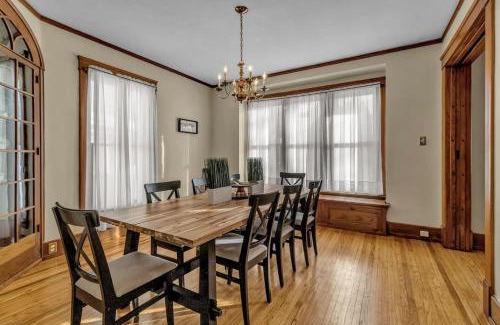 Niagara Falls House | Spacious Niagara Falls Air Conditioning Parking Steam Shower