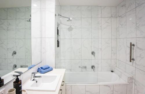 Noosa Heads Apartment | Spacious Noosa Parade villa walking distance to Hastings St and Main Beach