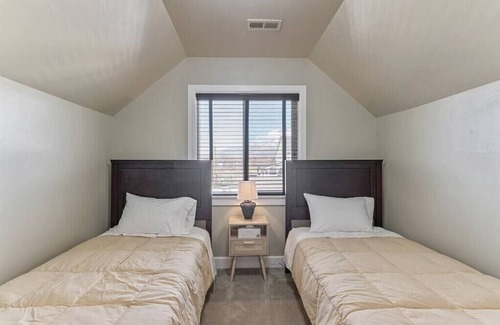 American Fork House | Spacious Oasis | Massage | BBQ | Fire Pit