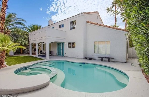 Green Valley House | Spacious Oasis/Pool & Spa/7 Beds