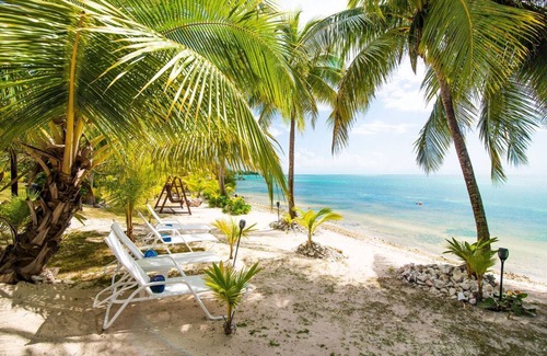 Breakers House | Spacious Oceanfront Cottage w/Huge Screened Porch, Kayaks & Snorkeling Gear!