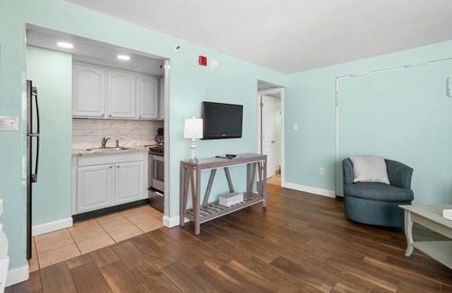 Myrtle Beach Hotel | Spacious Ocean View King:11th Flr Hot Breakfast