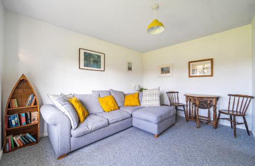 Barnstaple Apartment | Spacious one bed apartment in a quiet leafy close.