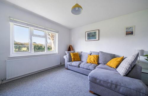Barnstaple Apartment | Spacious one bed apartment in a quiet leafy close.