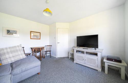 Barnstaple Apartment | Spacious one bed apartment in a quiet leafy close.