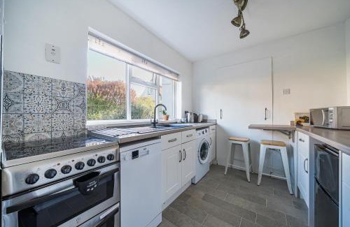 Barnstaple Apartment | Spacious one bed apartment in a quiet leafy close.