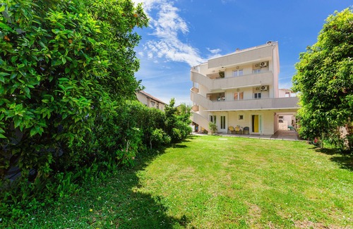Tomicici Apartment | Spacious one bedroom apartment next to the sea