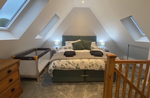 Mangotsfield House | Spacious Organic Cotswold Farm Cottage