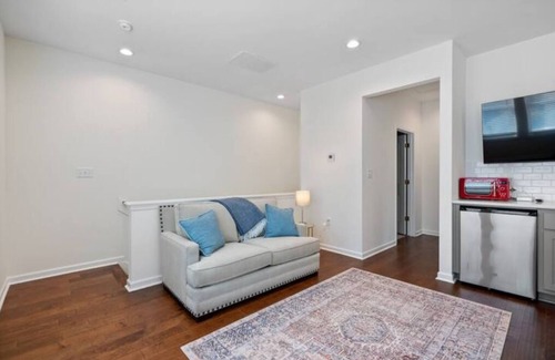 Oxford House | Spacious Oxford Commons Retreat - 2 miles 2 Square