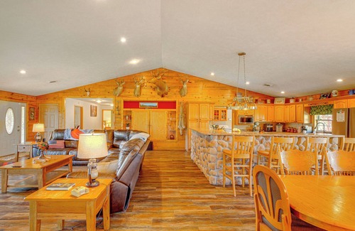 Leasburg Cabin | Spacious Ozarks Family Home - Private Pool & Grill