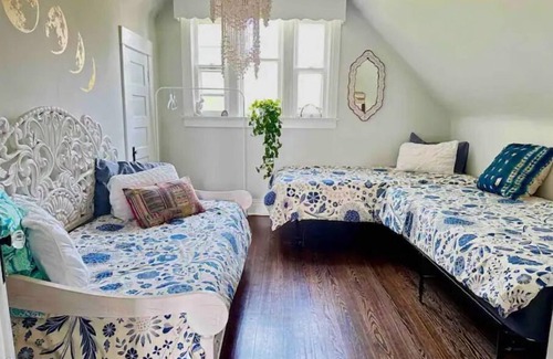 Bel Aire House | Spacious Party Hangout 10 minutes downtown