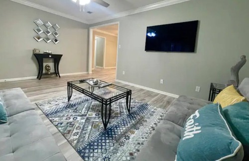 Hinesville House | Spacious & Peaceful | ♛3 Beds, Backyard, location