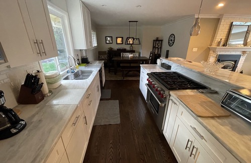 San Carlos House | Spacious, pet friendly 3BR perfect for families!