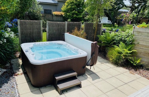 Taupo House | Spacious pet friendly 3-4 bdrm home with spa, large garden and lake view