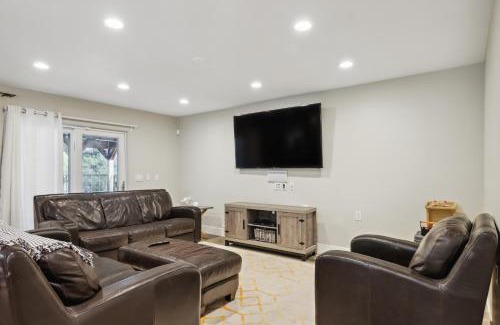 Groveland House | Spacious Pine Mountain Lake Cabin Rental with Decks