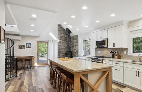 Groveland House | Spacious Pine Mountain Lake Cabin Rental with Decks