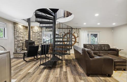 Groveland House | Spacious Pine Mountain Lake Cabin Rental with Decks