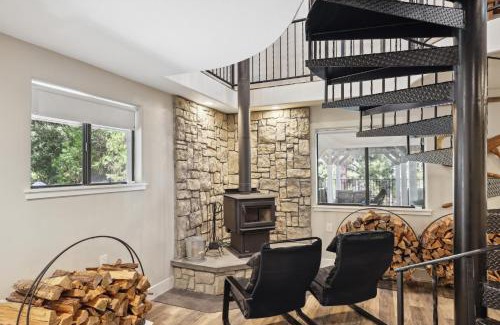 Groveland House | Spacious Pine Mountain Lake Cabin Rental with Decks