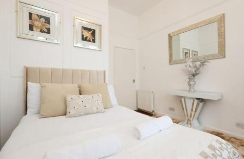 Pontcanna Apartment | Spacious Pontcanna Apartment, Driveway Parking & 10 min to City Centre