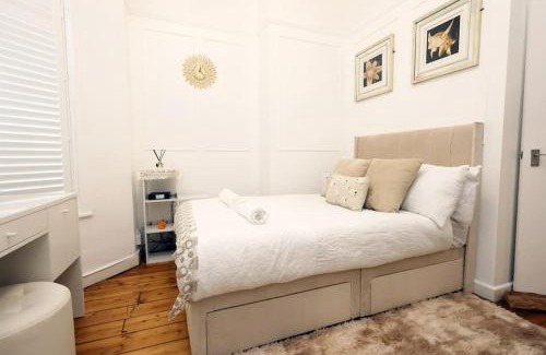 Pontcanna Apartment | Spacious Pontcanna Apartment, Driveway Parking & 10 min to City Centre