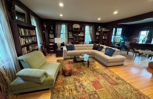 Waban House | Spacious private 4-bedroom house in lovely Newton