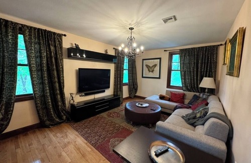 Waban House | Spacious private 4-bedroom house in lovely Newton