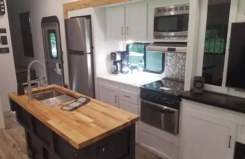McDonald House | Spacious, private 5th wheel camper