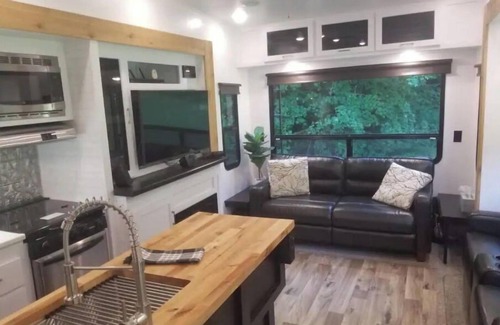 McDonald House | Spacious, private 5th wheel camper