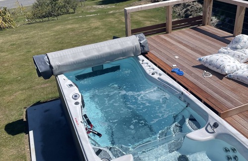 Wanaka House | Spacious private estate with swim spa and amazing mountain views