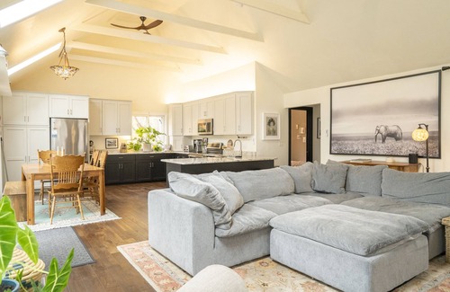 Sturgeon Bay House | Spacious, Private, & Family Friendly with Extra Guest House.