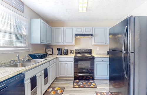 Ellenwood House | Spacious private family home convenient to Atlanta Downtown and Airport!