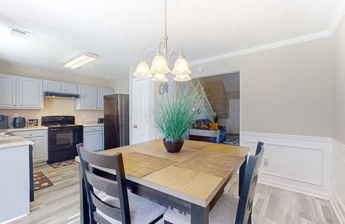 Ellenwood House | Spacious private family home convenient to Atlanta Downtown and Airport!