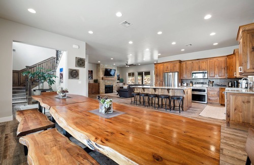 Zion National Park East Entrance House | Spacious, Private Hot Tub, 6 bedrooms 5 Ensuite Bathrooms. 7th night FREE!