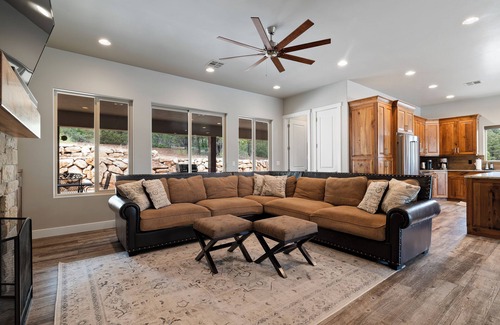Zion National Park East Entrance House | Spacious, Private Hot Tub, 6 bedrooms 5 Ensuite Bathrooms. 7th night FREE!
