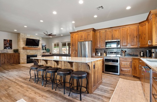 Zion National Park East Entrance House | Spacious, Private Hot Tub, 6 bedrooms 5 Ensuite Bathrooms. 7th night FREE!