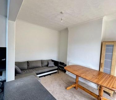 Easton House | Spacious Private Room - 9 Minutes from Central Bristol