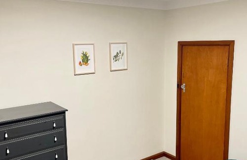 Eastwood House | Spacious private room minutes away from Eastwood